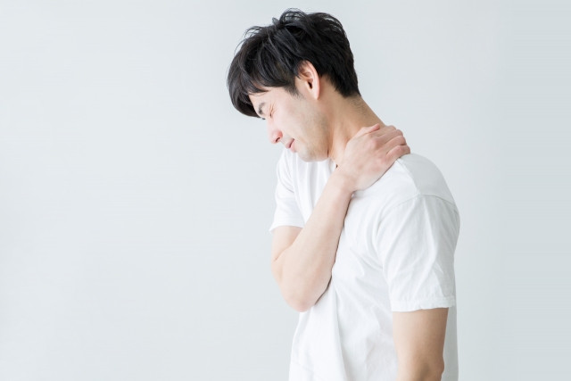 寝違えた男性の写真