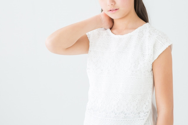 首こりの女性