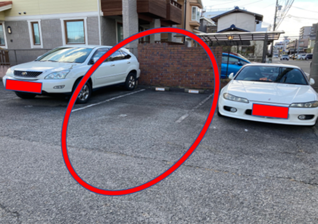 2番（右手前から２番目）駐車スペース